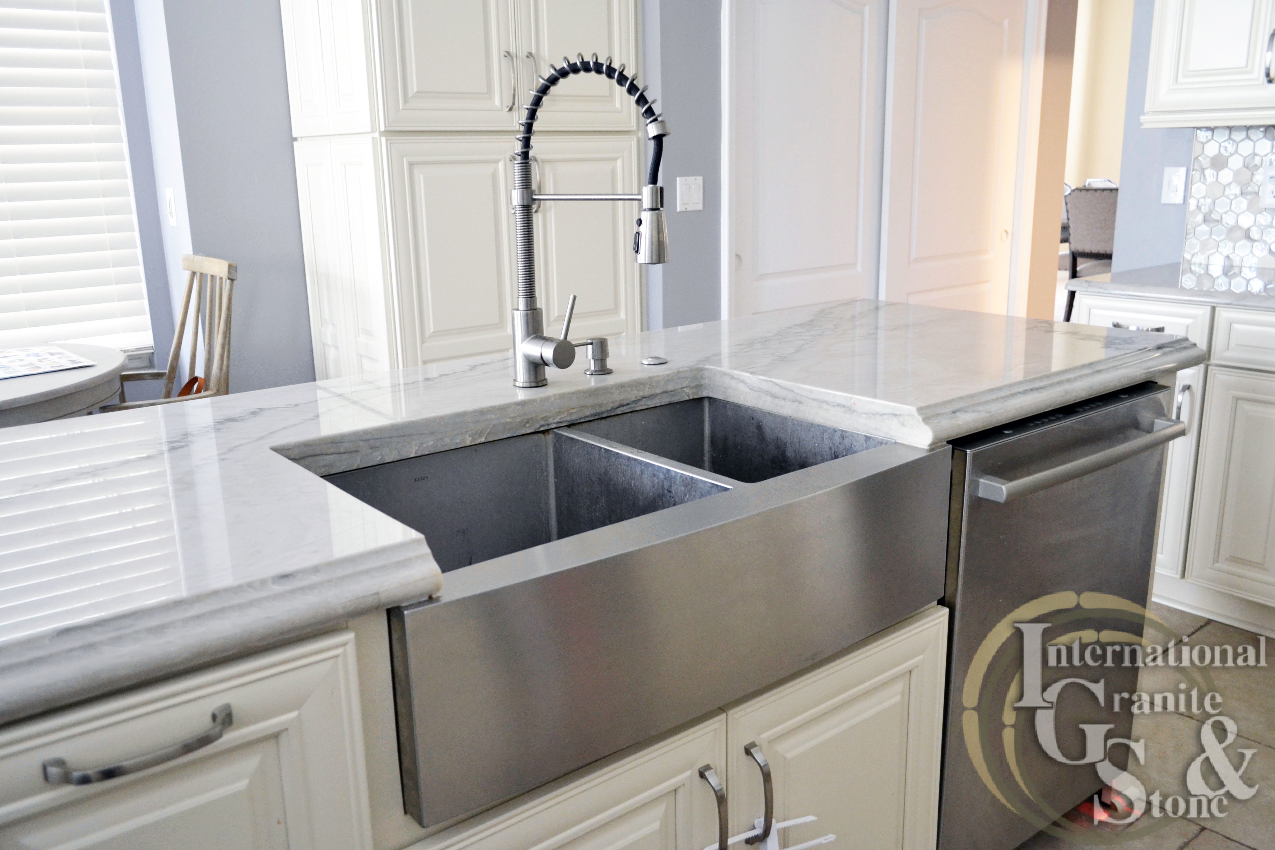Stainless Steel Apron Front Kitchen Sink with Quartzite
