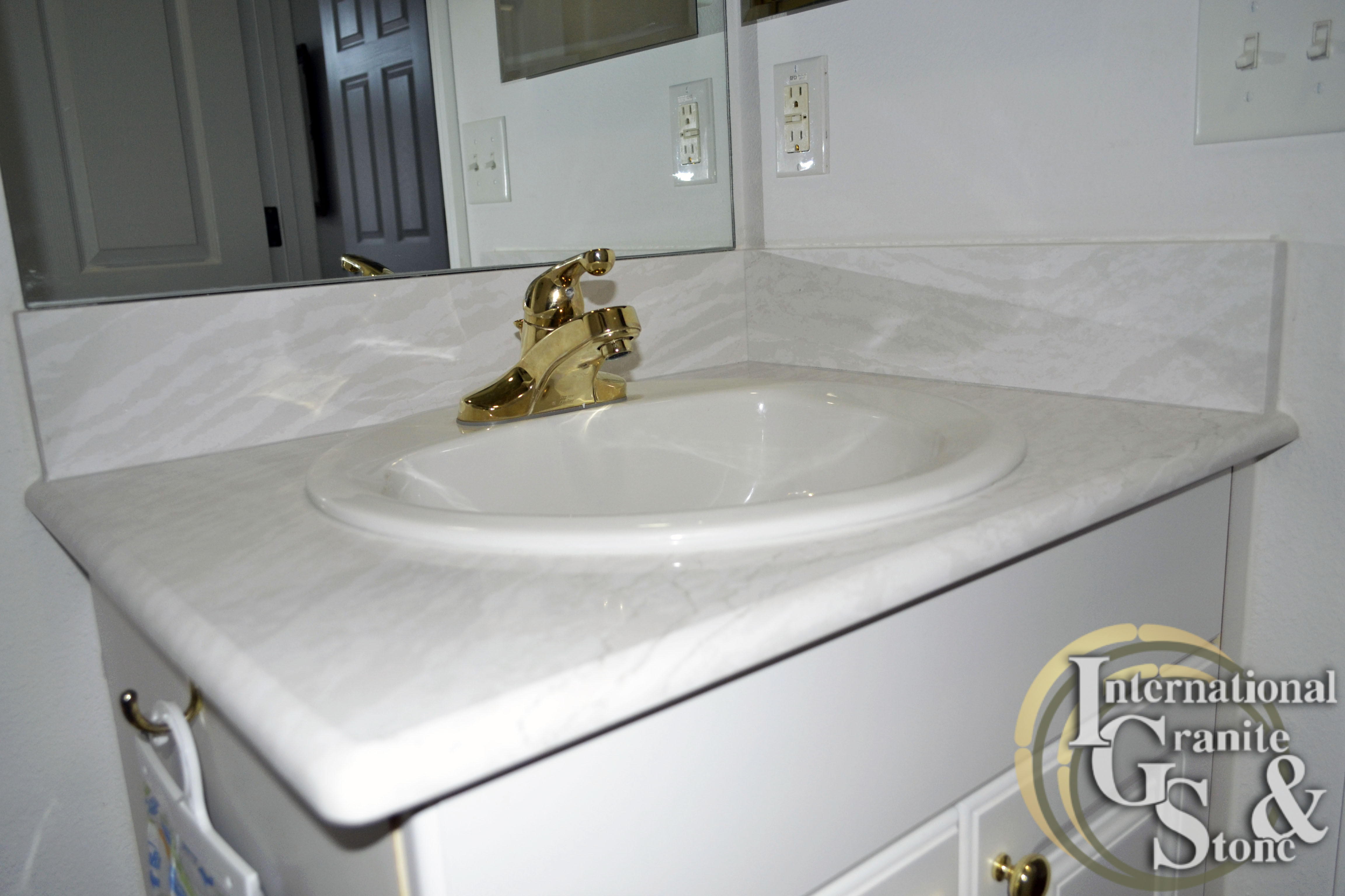 Tampa Bathroom Vanity and Backsplash of Cambria Delgatie Quartz