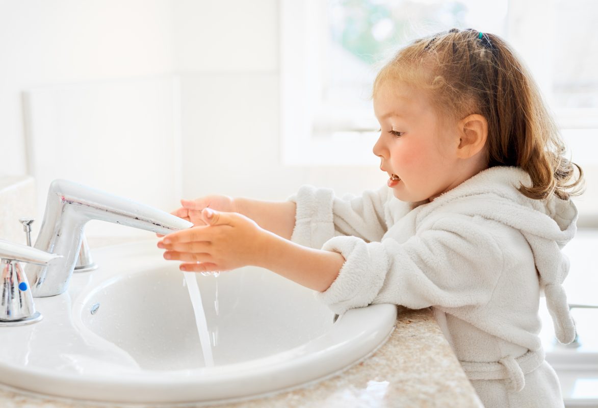 girl is washing hands UE4BYSR | Countertops